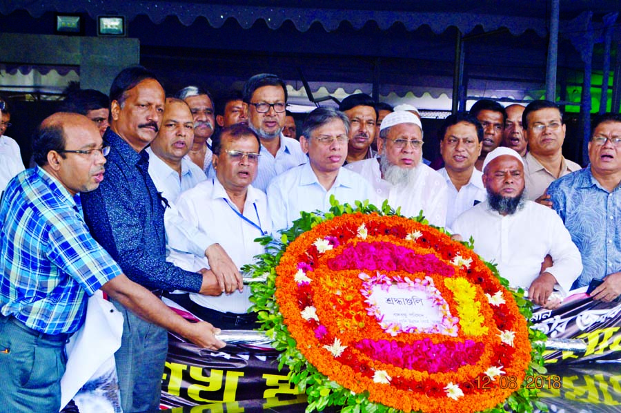 Newly-formed Bangabandhu Parishad led by its President Mahfuzur Rahman placing wreaths at the altar of Bangabandhu Sheikh Mujibur Rahman at Dhanmondi in the city yesterday .