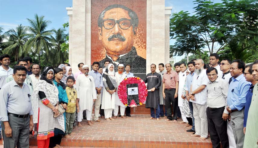 Teachers and students of Chattogram Veterinary and Animal Science University (CVACU) placing wreaths at Bangabandhu's monument on the occasion of the National Mourning Day yesterday.