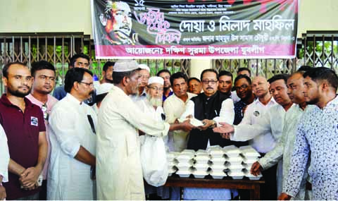 SYLHET: Mahamud-Us-Samad Chowdhury MP distributing food among the participants at a Milad Mahfil arranged by South Surma Jubo League on the occasion of the National Mourning Day on Wednesday.