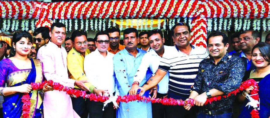 FBCCI Director and Managing Director of Diamond World Dilip Kumar Agarwal, inaugurating its new showroom at Dhaka New Market recently. Businessmen and elites were also present.