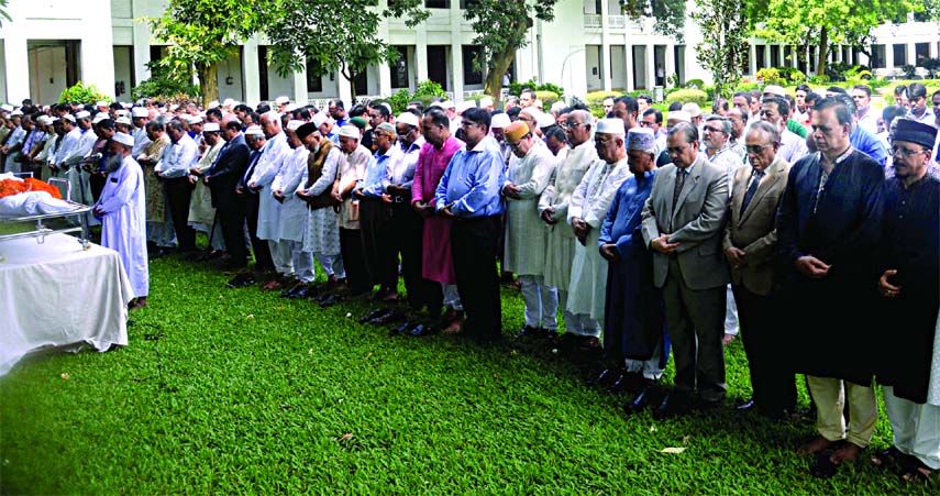 Namaz-e-Janaza of former justice Kamrul Islam Siddiqui was held on the Supreme Court premises on Saturday. Chief Justice Syed Mahmud Hossain, Barrister Mainul Hosein were among other dignitaries attended the Janaza.