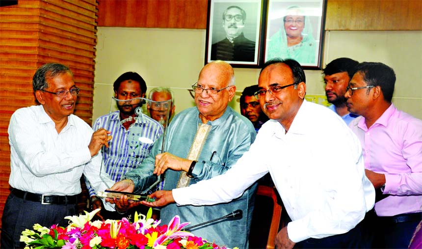 Finance Minster AMA Muhith presenting a crest to outgoing Senior Secretary of the Bank and Financial Institutions Division (BFID) Md Eunusur Rahman at a farewell ceremony accorded to him by officials and employees of the BFID at Bangladesh Secretariat on