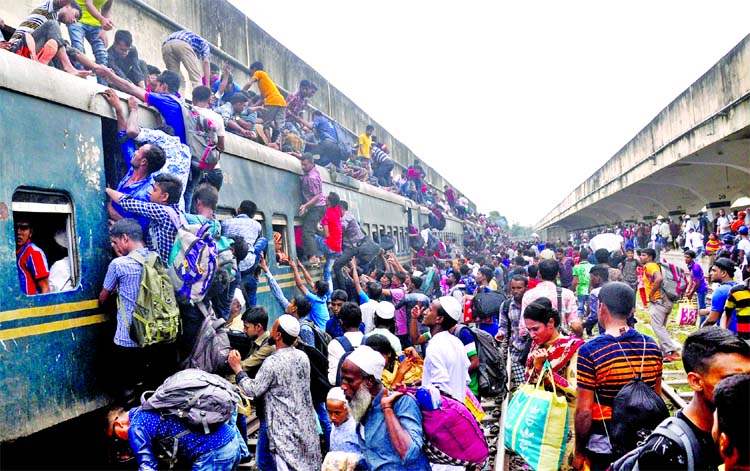 Kamalapur station packed with home-bound passengers taking life risk, boarding a train and its roof-top despite travel ban on roof to celebrate Eid-ul-Azha with their relatives. The photo was taken on Monday.