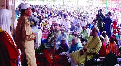 RANGPUR: Prime Minister's Special Envoy and Jatiya Party Chairman Alhaj Hussein Muhammad Ershad addressing the main Eid-ul-Azha congregation at the Central Collectorate Eidgah in the city on Wednesday.