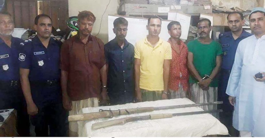 Chokoria thana police arrested five miscreants with arms on Thursday.