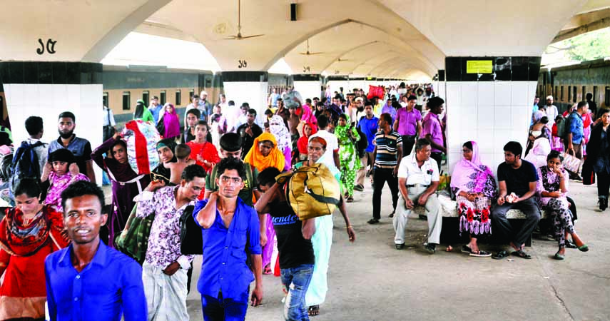 City-bound people have started to return after celebrating Eid-ul-Azha with their near and dear ones. The snap was taken from the city's Kamalapur Railway Station on Saturday.