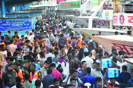 BARISHAL: People rushing to Barishal Launch Terminal for returning to their workplace on Sunday.