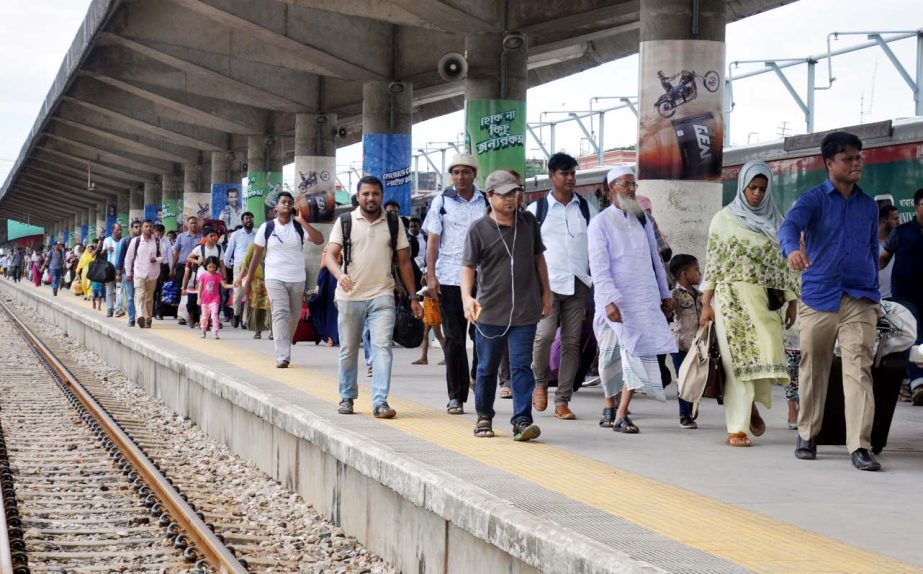 People at Chattogram Rail Station rushing to Dhaka after Eid vacation on Sunday.