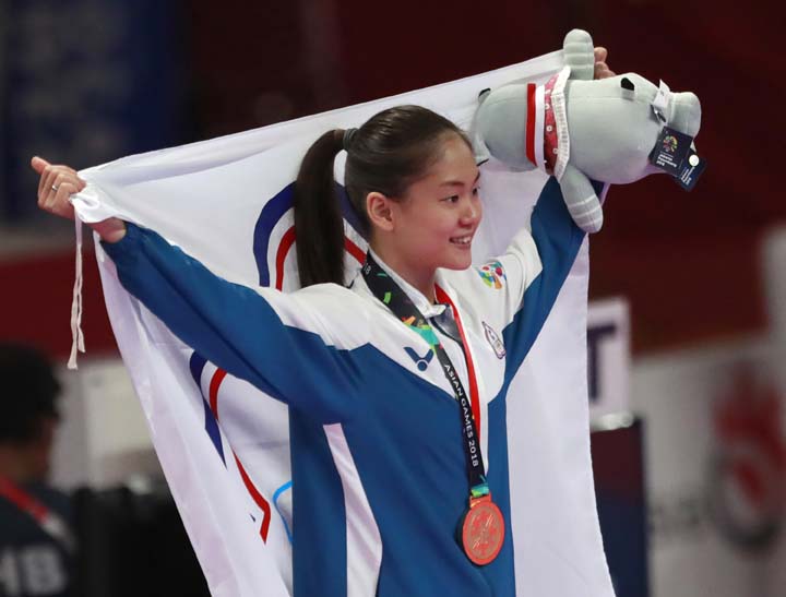 Taiwan's Tzuyun Wen celebrates with her medal during the victory ceremony for their women's -55kg kumite karate at the 18th Asian Games in Jakarta, Indonesia, on Sunday.