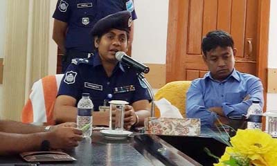 GAZIPUR: Samsunnahar, newly- appointed SP , Gazipur speaking at a press briefing at SP office after taking charges from formal SP Harun-ur- Rashid on Sunday.