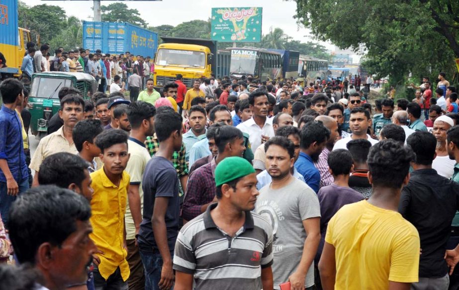 Local people blocked road at City Gate area protesting killing of one Roni Rezaul Karim on Dhaka-Chattogram Highway yesterday.