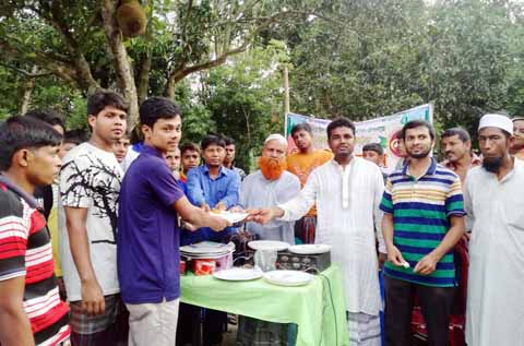 RANINAGAR ( Naogaon): Fakir Nizam Uddin, formal Chairman of Paril Union Parishad distributing prizes among the winners of different contests of local games at Raninagar Upazila organised by Purbo Fakirpara Jubo Samaj recently.