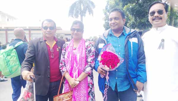 SAIDPUR(Nilphamari: Dewan Kamal Ahmed , Municipal Mayor of Nilphamari greeting player of National team of Sri Lanka Football team at Saidpur Airport on Monday as for the first time International Friendly Football Match between Sri Lanka and Ban