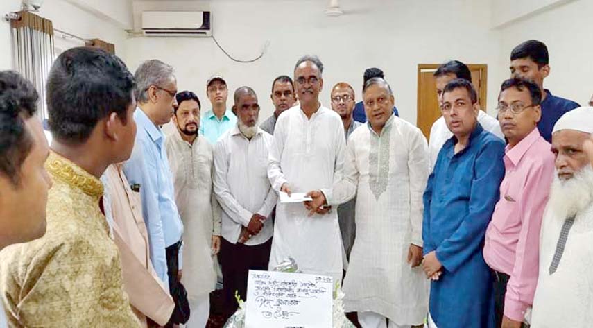 Member Parliament of Kotwali constituency and former Minister Ziauddin Ahmed Bablu handing over a donation cheque for Tk 20 lakh to Comptroller and Auditor General of Bangladesh Md Muslim Chowdhury who received the cheque on behalf of Kadalpur Ideal H