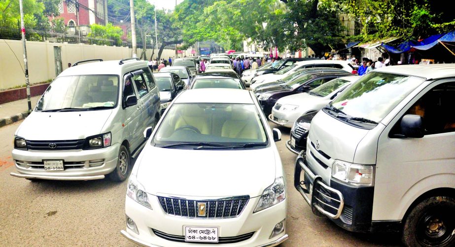 The western side of Secretariat in front of Paribahan Pool was being parked in full by govt cars disrupting communications and sufferings to commuters. This photo was taken on Tuesday.