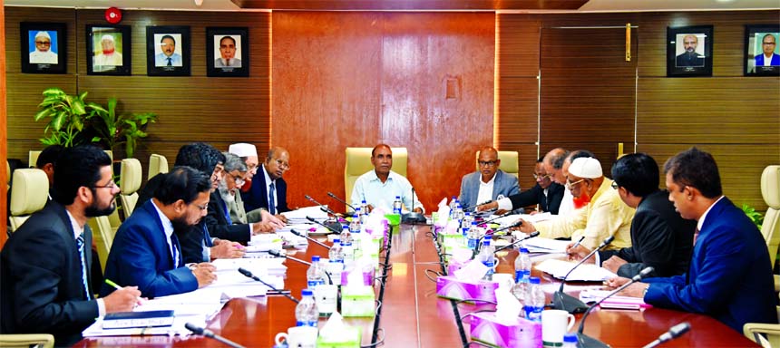 Amir Uddin PPM, Chairma of Audit Committee of Al-Arafah Islami Bank Limited, presiding over its 179th meeting at the Bank's head office on Wednesday. Members of the Committee Md. Abdus Salam, Abdul Malek Molla, Niaz Ahmed, Khalid Rahim, Managing Director