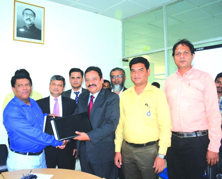 Mostafa Jalal Uddin Ahmed, AMD of South Bangla Agriculture and Commerce (SBAC) Bank Limited and Md. Abdul Baten, Director (Operations, National Identity Registration Wing) of Election Commission (EC), exchanging an agreement signing documents to ensure ef