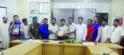 KULAURA (Moulvibazar): Kulaura Reporters' Unity accorded a reception to former UNO Md Golum Rabbi at Upazila Parishad Hall Room on Wednesday.