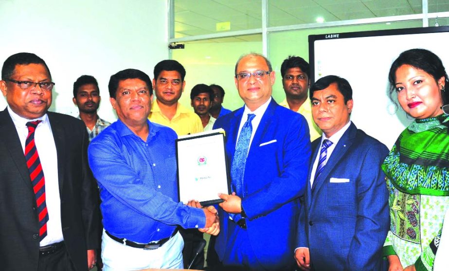 Md. Jafar Sadeque Chowdhury, Chief Distribution Officer of Metlife Bangladesh and Md. Abdul Baten, Director (Operations) of National Identity Registration Wing of Election Commission (EC), exchanging an agreement signing documents for NID verification ser
