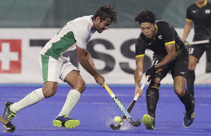 Pakistan's Rizwan Ali (left) and Japan's Kota Watanabe during their men's hockey semi-final match at the 18th Asian Games in Jakarta, Indonesia on Thursday.