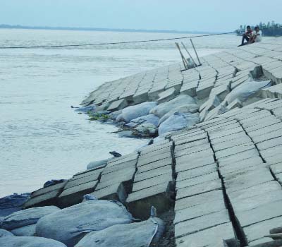 KURIGRAM : Nagrakura flood control dam at Ulipur Upazila in the district has been threatened by the erosion .