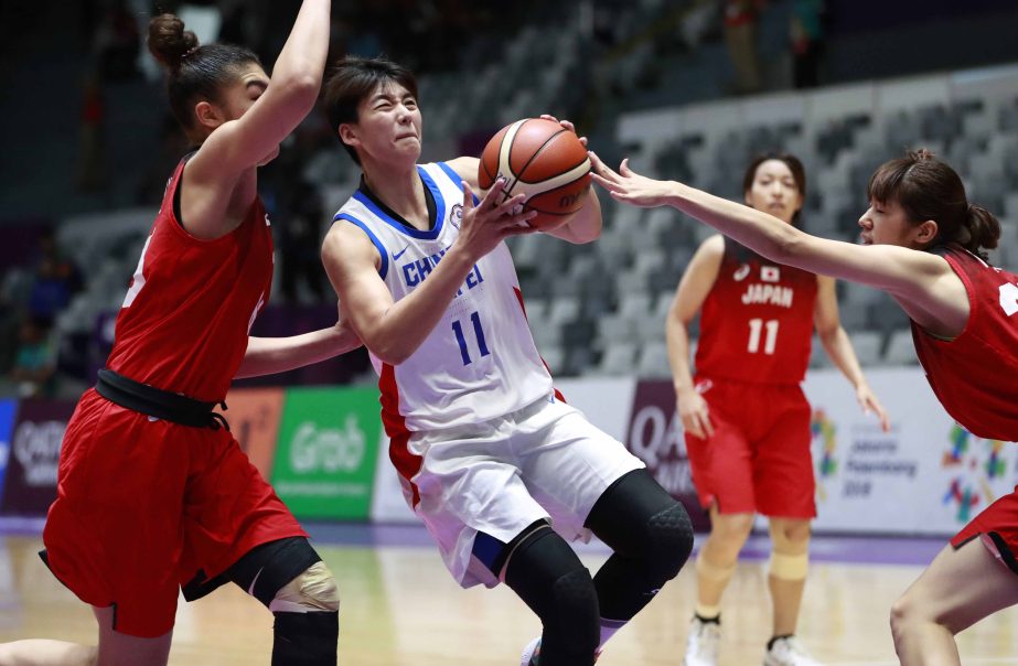 Taiwan's Wang Weilin drives past Japan's defense during their women's basketball bronze medal match at the 18th Asian Games in Jakarta, Indonesia on Saturday.