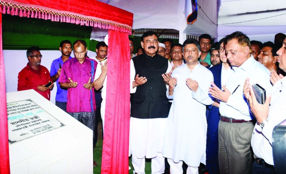 Shipping Minister Shajahan Khan along with others offering munajat after laying foundation stone of the Head office and Command and Control Center of the Shipping Directorate in the city's Agargaon on Monday.