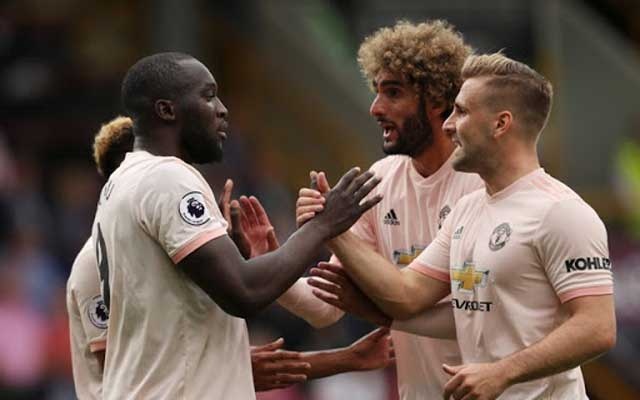 Romelu Lukaku of Manchester United (left) struck twice as MU returned to winning ways in the English Premier League with a 2-0 victory at Burnley on Sunday.