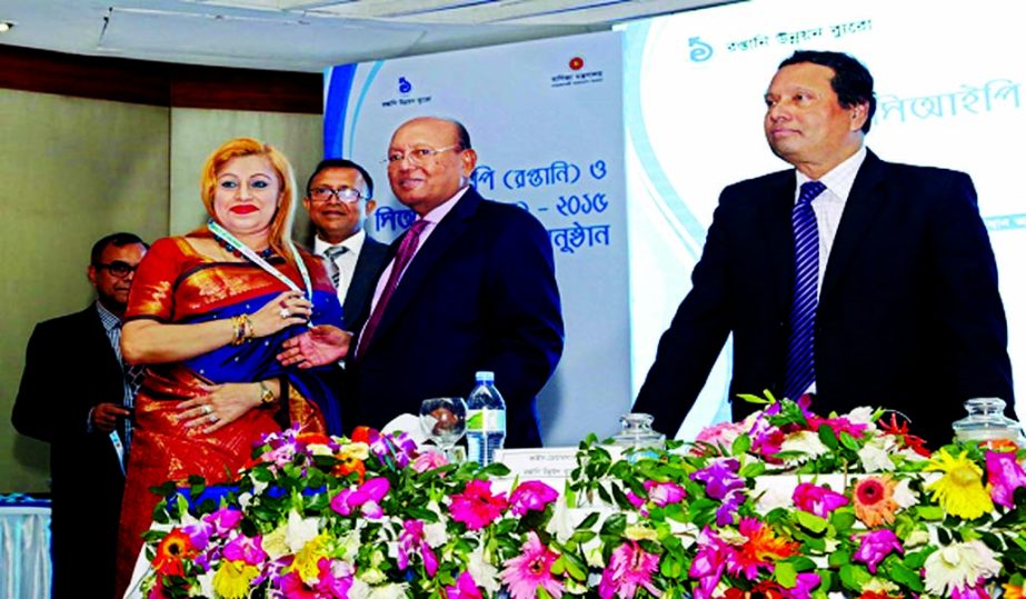Naaz Farhana, founder President of Dhaka Women Chamber of Commerce and Industry, receiving the CIP card for her outstanding contribution to the country's business sectors from Commerce Minister Tofail Ahmed at a hotel in the city on Monday.