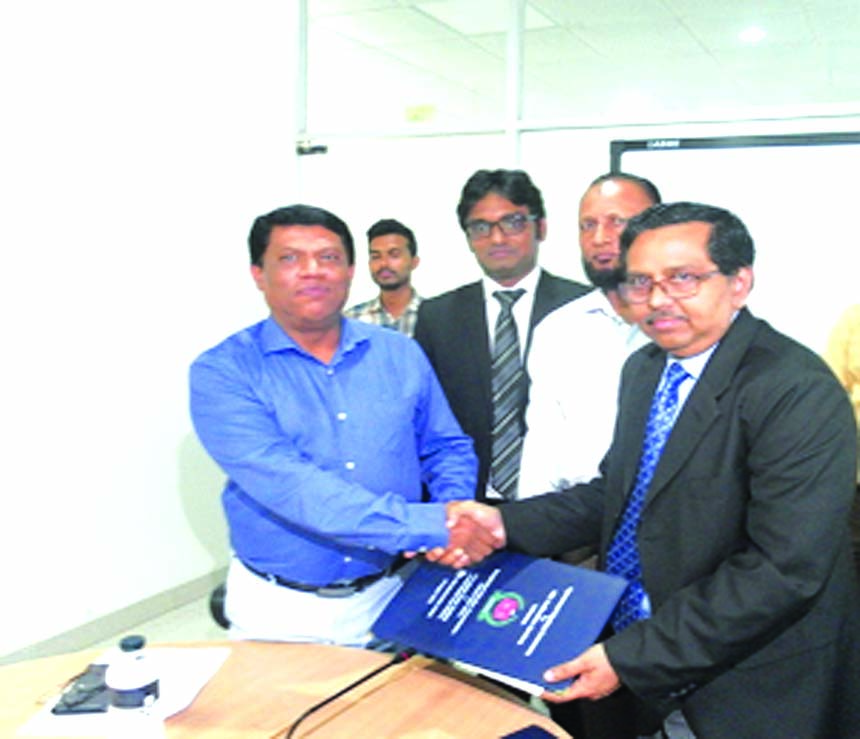 Moyeenuddin Ahmed, SVP of ICB Islamic Bank Limited and Md. Abdul Baten, Director (Operations), NID Registration Cell of Election Commission (EC) Bangladesh, exchanging a MoU signing document for verifying the information and documents of the bank clients