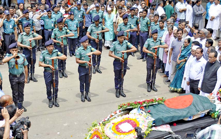 Guard of Honour is being given to War Heroine Rama Chowdhury at Chattogram Central Shaheed Minar yesterday.