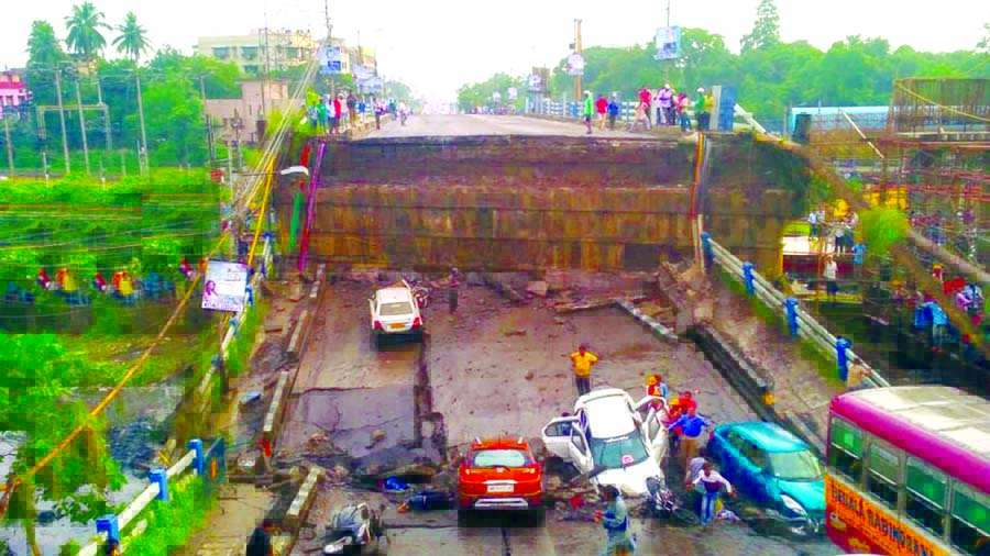 A section of a bridge in posh south Kolkata came crashing down on Tuesday afternoon, leaving 5 people dead and many other injured.