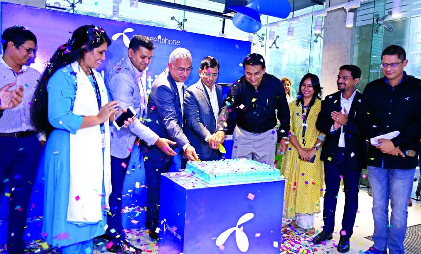 BTRC Director General (System and Service) Shahriar Ahmed Chowdhury and GP Deputy CEO Yasir Azman inaugurating the e-Registration service launched by Grameenphone at GP Lounge in city's Gulshan on Tuesday.