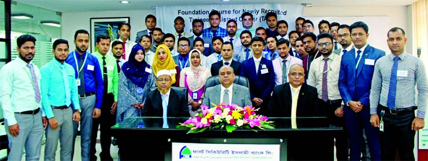 Syed Waseque Md Ali, Managing Director of First Security Islami Bank Ltd, poses with the participants of the 44th Foundation Course of Trainee Assistant Officers at the Bank's training Institute on Tuesday. Among others, the Principal of the Institute Md