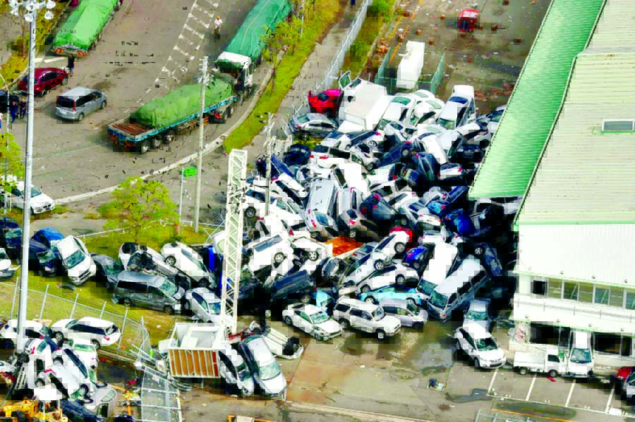 Cars in Kobe were overturned and toppled by strong winds.