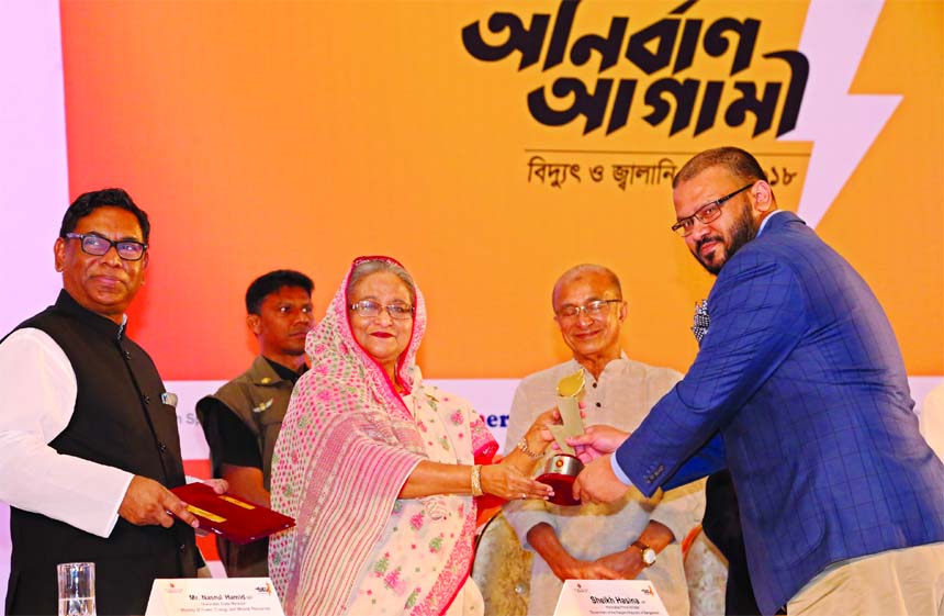 Moinuddin Hasan Rashid, Managing Director of United Mymensingh Power Limited, receiving "The Best Power Producer of 2018" award from Prime Minister Sheikh Hashina at Power & Energy Week-2018 at International Convention Centre, Bashundhara on Thursday.