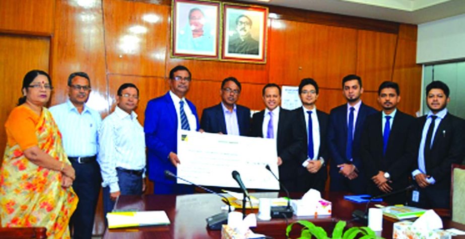 Kazi Sanaul Hoq, Managing Director of Investment Corporation of Bangladesh (ICB), receiving a cheque of Tk 1,16,36,734.06 as dividend warrant from Kh. Asadul Islam, CEO of Alliance Capital Asset Management Limited at its head office in the city recently.