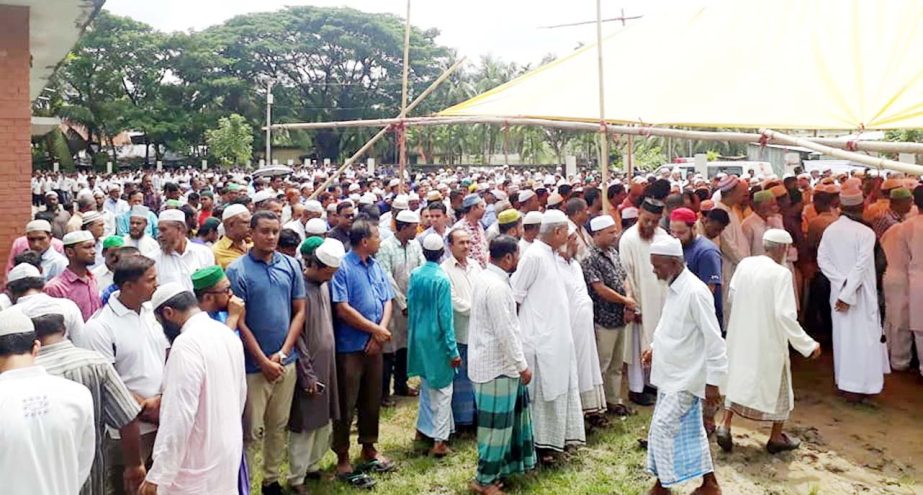 The 1st Namaz- e- Janaza of former upazila parisad chairman and freedom fighter Anwarul Islam Khan was held at Anowara Upazila Court Maidan on Sunday.