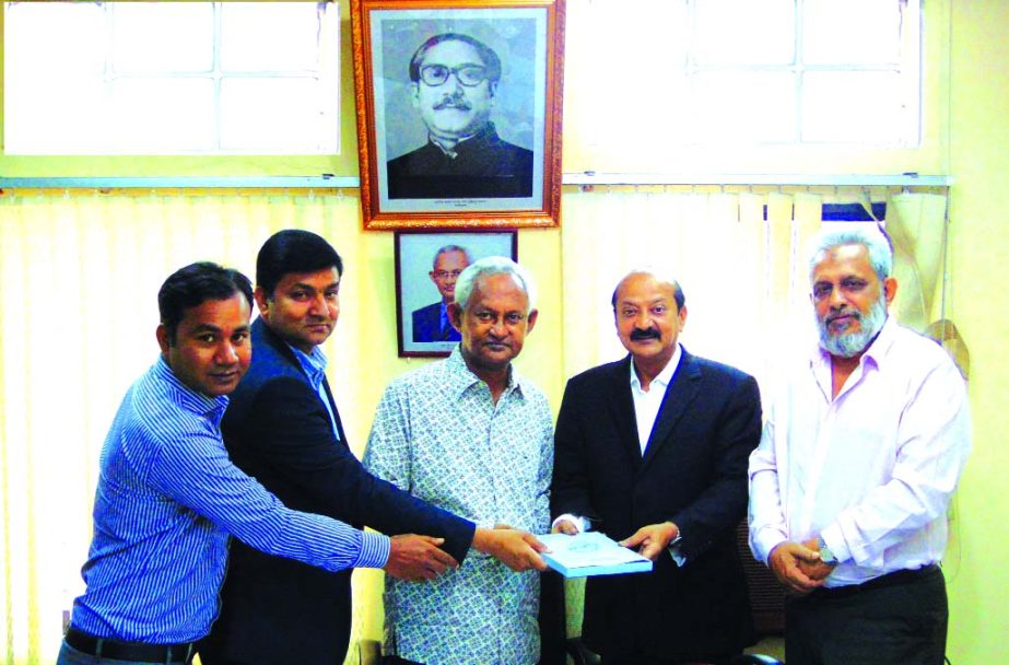 Md. Rezaul Karim, Chairman of Shippers' Council of Bangladesh (SCB), handing over a SCB Magazine to Krishnamurthy Gopalakrishnam, Assistant Vice-President of Kale Logistics Solutions (an Industry focused Global IT Solution Provider) of Maharashtra of Ind