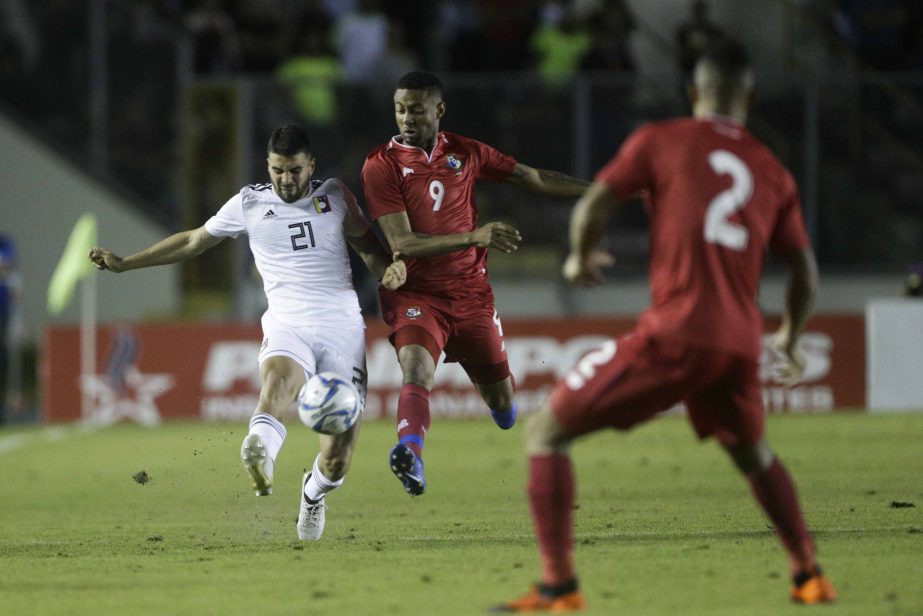 Panama's Gabriel Torres (center) and Venezuela's Alexander Gonzalez (left) fight for the ball during a friendly soccer match in Panama City on Tuesday.