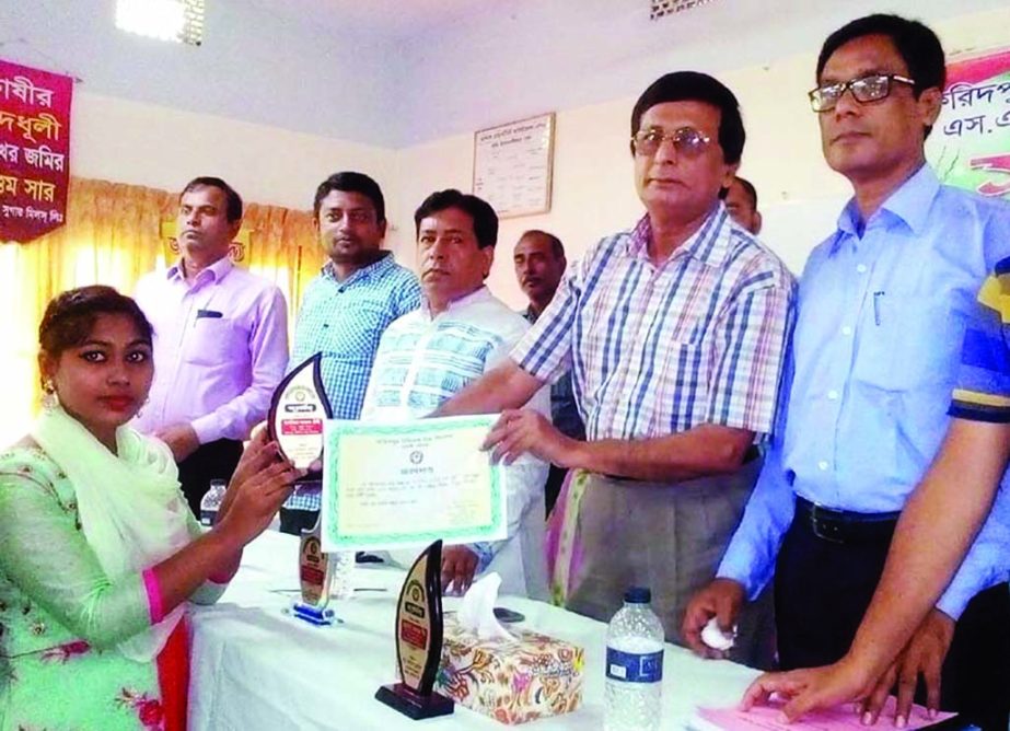 MADHUKHALI (Faridpur): Md Akmal Hossain , MD, Fraidpur Sugar Mill distributing crests among the meritorious students of Faridpur Chinikal High School who achieved GPA- 5 on Tuesday.