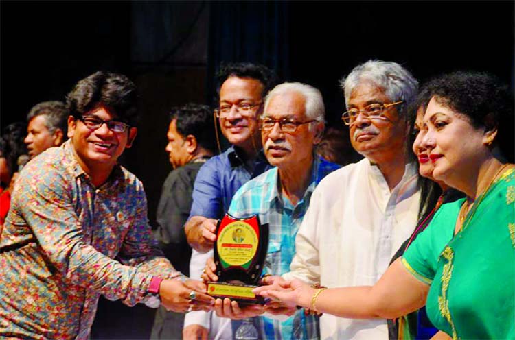 Popular comedian of TV sctreen Jetu Sheikh receiving honourary award from noted lyricist and filmmaker Gazi Mazharul Anwar, noted film actresses Notun and Dilara at a memorial meeting on late singer Abdul Jabbar at Shilpakala Academy in the capitalâ€