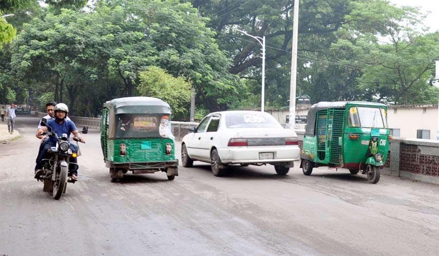 Vehicles at CRB Tiger Pass area in the Port City not following traffic rules. This snap was taken yesterday.