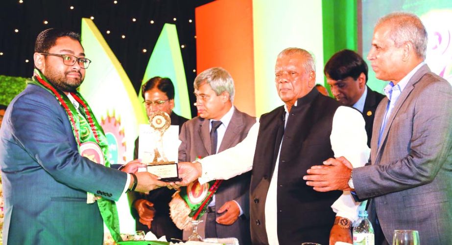 Tanvir Ahmed, Director of Envoy Group Sheltech Limited, receiving the CIP card of 2016 for his substantial contribution to the commerce in the country from Industries Minister Amir Hossain Amu, at a hotel in the city on Thursday.