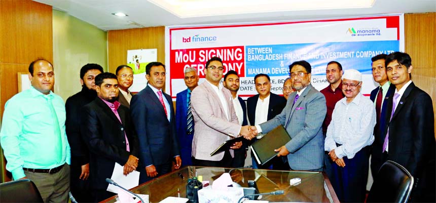 Tarik Morshed, Managing Director and CEO of BD Finance and Abrarul Haque, Chief Executive Officer and Director of Manama Developments Ltd, sign a MoU for extending loan facility at the financer office on Saturday. Manwar Hossain, Chairman of BD Finance, D