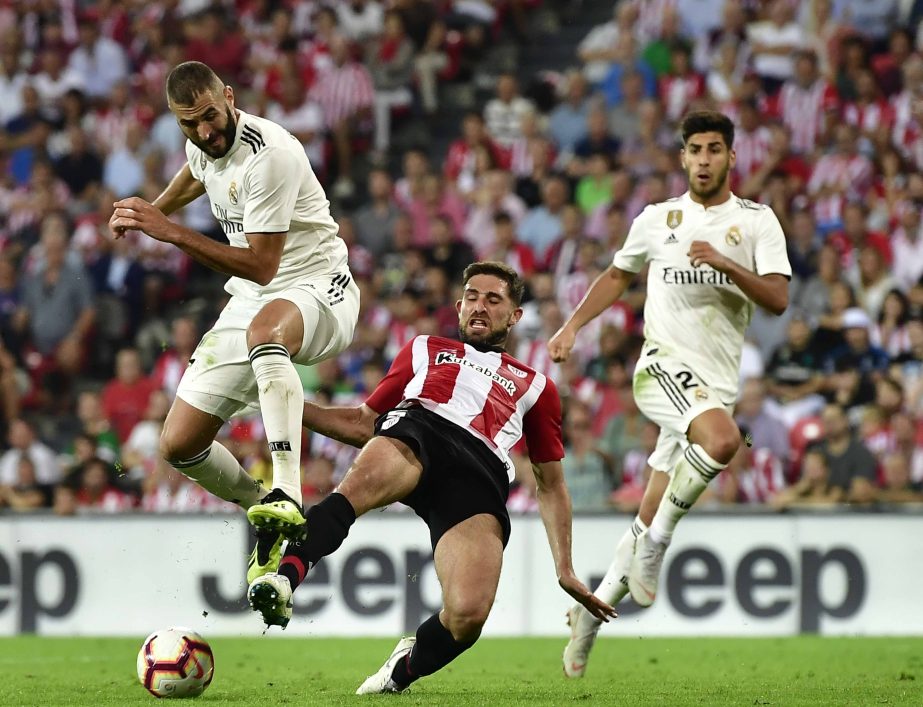 Real Madrid 's Karim Benzema (left) fights for the ball with Athletic Bilbao's Yeray Alvarez during the Spanish La Liga soccer match between Athletic Bilbao and Real Madrid at San Mames stadium, in Bilbao, northern Spain on Saturday.