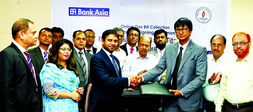 Mashiur Rahman, Managing Director of Titas Gas Transmission and Distribution Company Limited (TGTDCL) and Ziaul Hasan Molla, DMD of Bank Asia Limited, exchanging a MoU signing document on online gas bill collection through all branches and agent outlets o