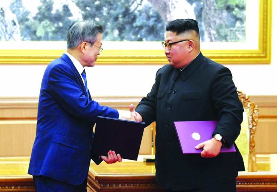 South Korean President Moon Jae-in, left, and North Korean leader Kim Jong Un shakes hands after signing the documents at the Paekhwawon State Guesthouse in Pyongyang, North Korea on Wednesday. AP