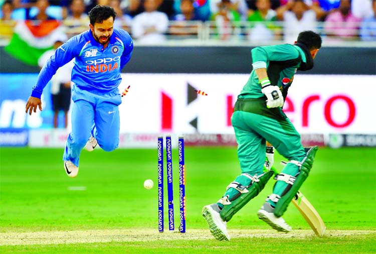 Kedar Jadhav (left) of India celebrating after dismissal of a Pakistani batsman during their Asia Cup match at Dubai International Cricket Stadium in United Arab Emirates on Wednesday. Pakistan were all out for 162 in 43.1 overs.