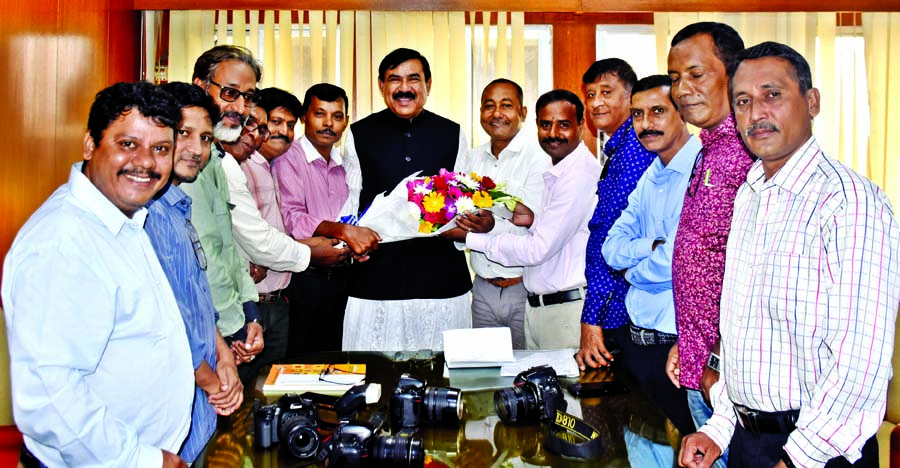 Newly elected executive members of Bangladesh Photo Journalists Association paid a courtesy call on Shipping Minister Shajahan Khan at his ministry on Thursday.